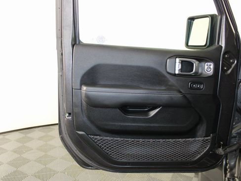 Used 2020 Jeep Gladiator Overland image 19