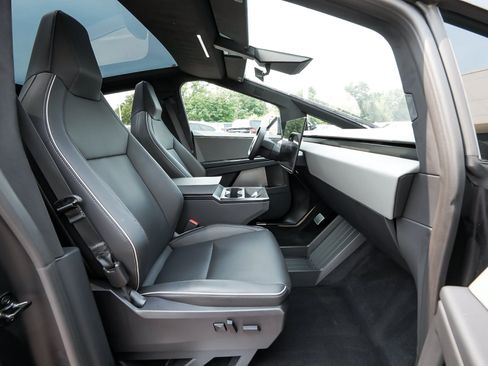 Used 2024 Tesla Cybertruck AWD Crew Cab image 42