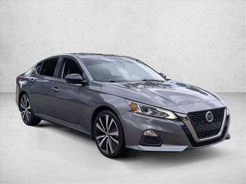 Used 2019 Nissan Altima 2.5 SR w/ SR Premium Package FWD image 3