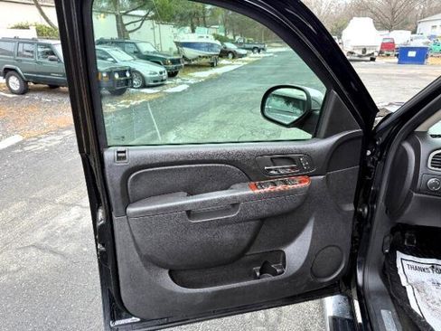 Used 2011 Chevrolet Avalanche LTZ image 21