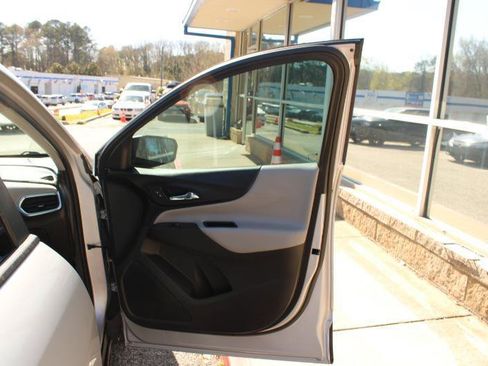 Used 2022 Chevrolet Equinox LS FWD image 17