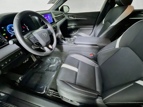 Used 2025 Toyota Camry SE w/ Convenience Package FWD image 15