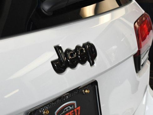 Used 2021 Jeep Grand Cherokee Laredo X AWD/4WD image 15