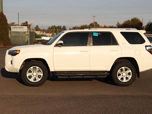 Used 2017 Toyota 4Runner SR5 AWD/4WD image 8