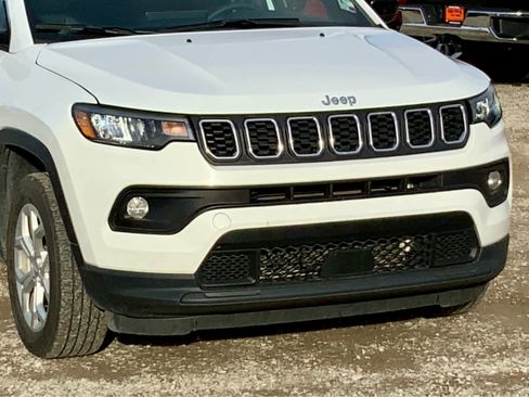 Used 2024 Jeep Compass Latitude image 9
