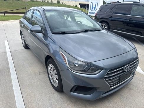 Used 2019 Hyundai Accent SE FWD image 2