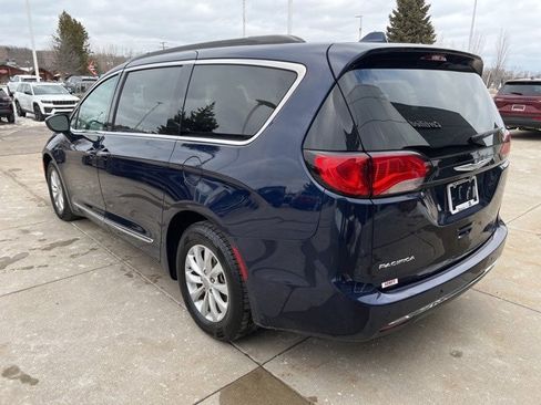 Certified 2017 Chrysler Pacifica Touring-L image 4
