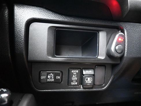 Used 2017 Toyota Tacoma TRD Off-Road image 28