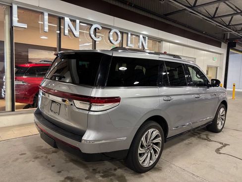 Used 2023 Lincoln Navigator Reserve AWD/4WD image 2