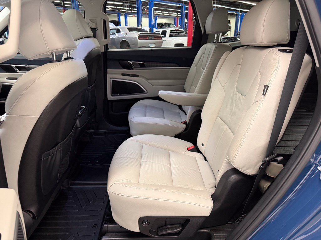 Used 2023 Kia Telluride EX w/ EX Captain's Chair Package AWD/4WD image 19