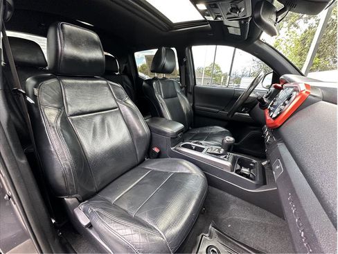 Used 2020 Toyota Tacoma TRD Off-Road w/ TRD Premium Off Road Package image 4