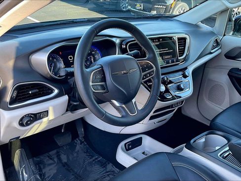 Used 2024 Chrysler Pacifica Touring-L image 12