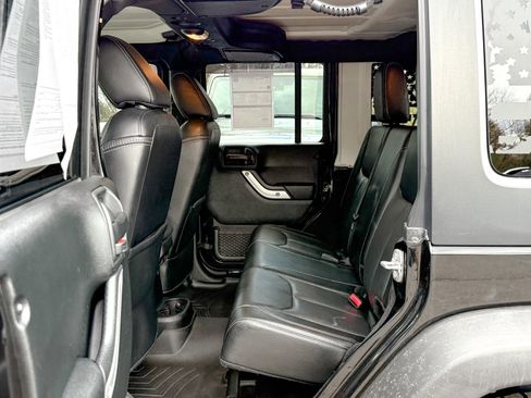 Used 2018 Jeep Wrangler Unlimited Rubicon w/ Connectivity Group image 23