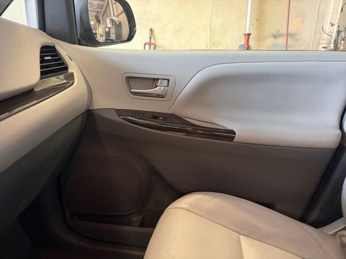 Used 2016 Toyota Sienna XLE Premium FWD image 35