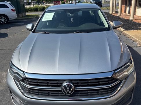 Used 2023 Volkswagen Jetta SE FWD image 3
