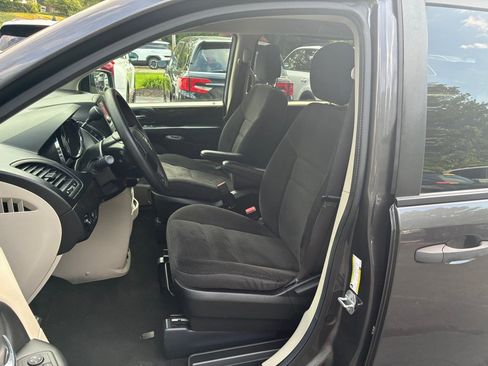 Used 2019 Dodge Grand Caravan SE FWD image 22