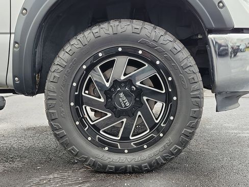 Used 2017 Nissan Titan SL image 5