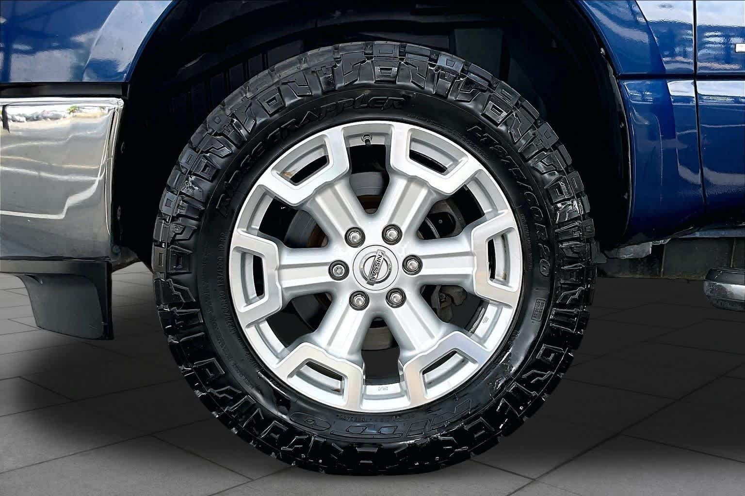 Used 2017 Nissan Titan SL AWD/4WD image 11
