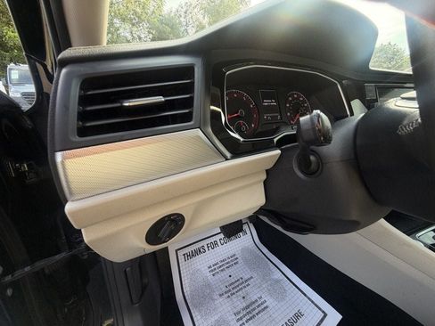 Used 2020 Volkswagen Jetta SE w/ SE Cold Weather Package FWD image 9