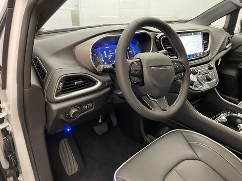New 2027 Chrysler Pacifica Limited w/ S Appearance Package FWD image 15