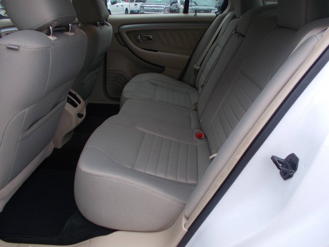 Used 2016 Ford Taurus SE FWD image 6