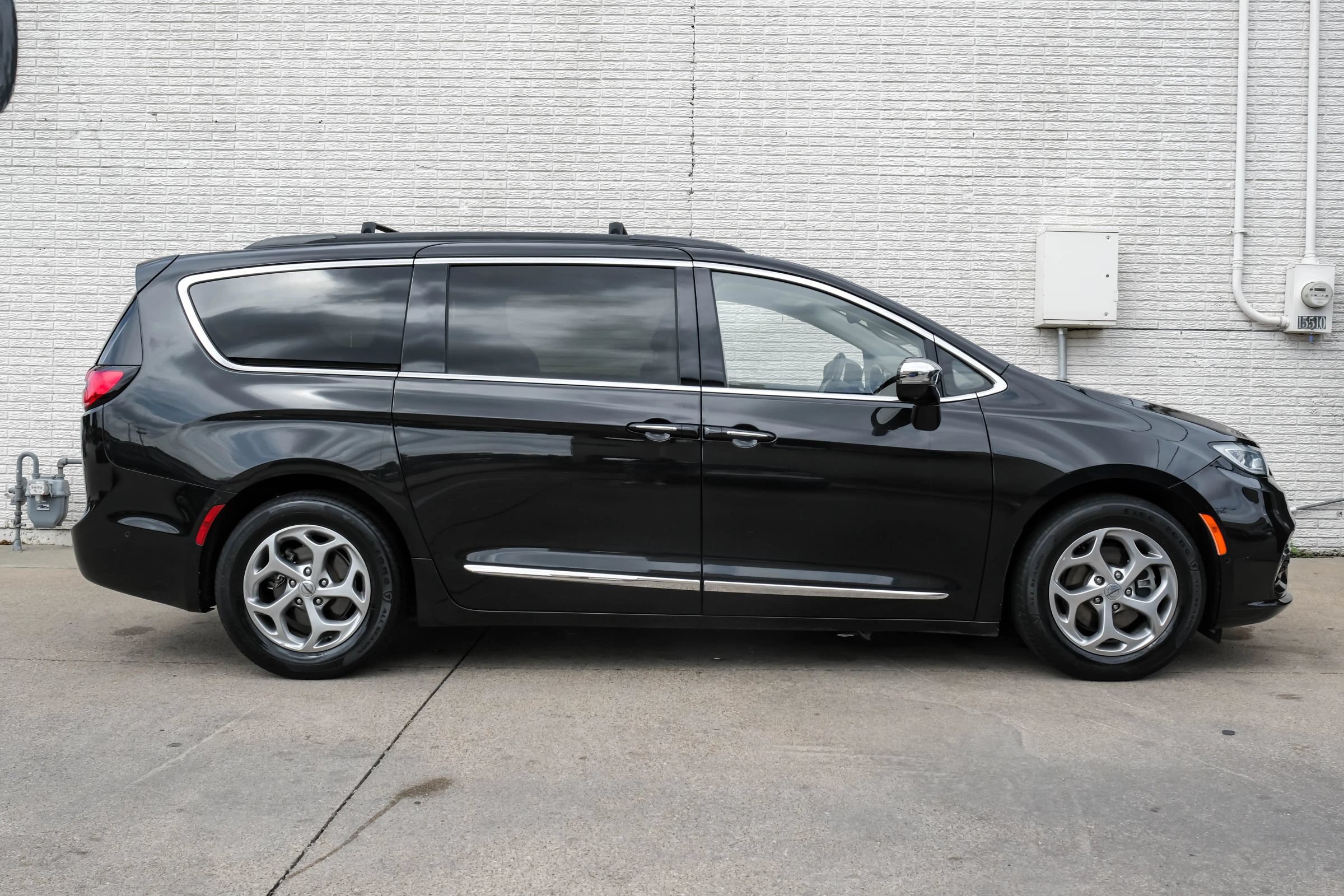 Used 2022 Chrysler Pacifica Limited FWD image 6