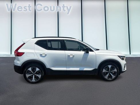 Certified 2026 Volvo XC40 B5 Plus AWD/4WD image 2