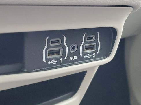 Used 2024 Chrysler Pacifica Touring-L image 10