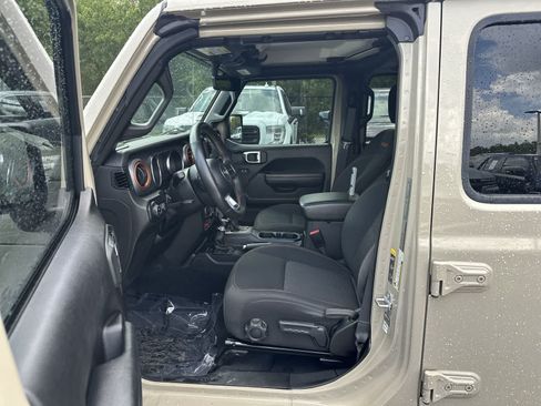 Used 2022 Jeep Gladiator Mojave w/ LED Lighting Group AWD/4WD image 2