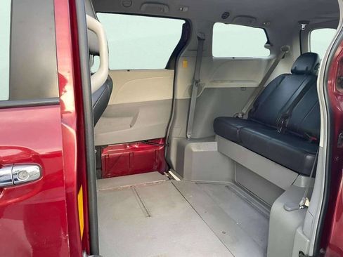 Used 2014 Toyota Sienna SE image 19