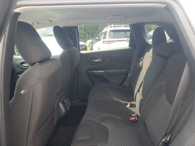 Used 2019 Jeep Cherokee Latitude w/ Popular Appearance Group FWD image 9