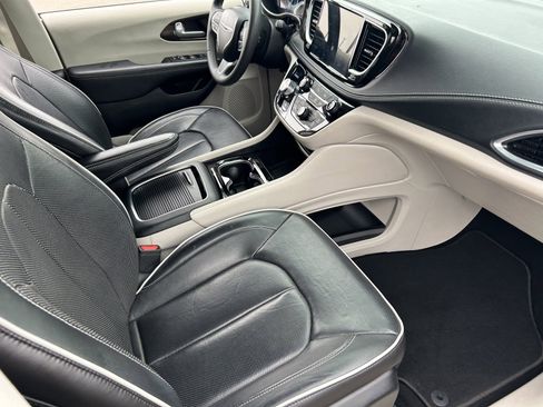 Used 2024 Chrysler Pacifica Limited FWD image 12