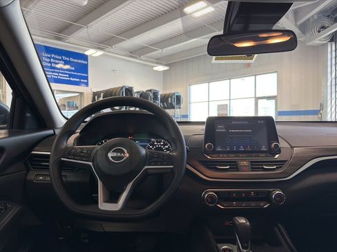 Used 2025 Nissan Altima 2.5 SV FWD image 10