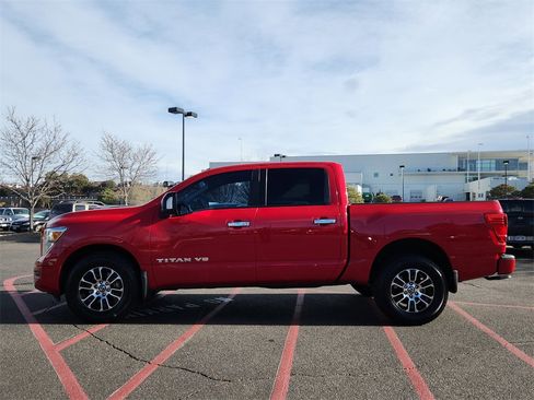 Used 2020 Nissan Titan SV w/ SV Convenience Package image 2
