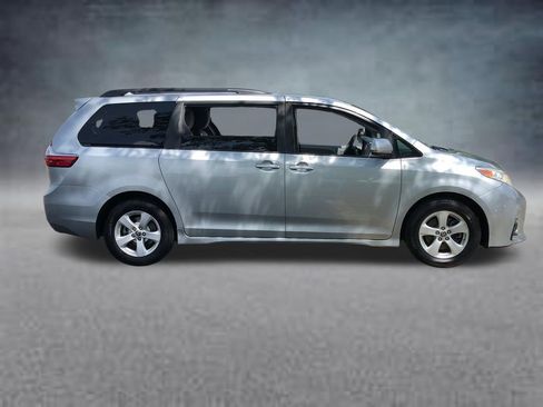 Used 2020 Toyota Sienna LE w/ Carpet Mat Package FWD image 13
