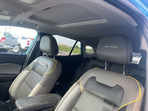 Used 2025 Chevrolet Trax ACTIV w/ Sunroof Package image 9