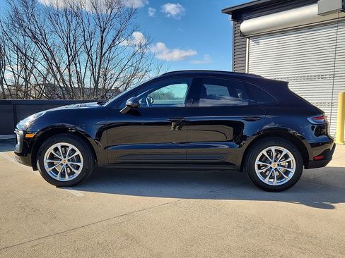 Certified 2025 Porsche Macan image 2