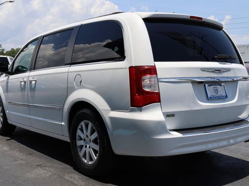 Used 2014 Chrysler Town & Country Touring FWD image 3