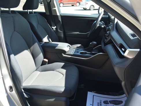 Used 2021 Toyota Highlander LE AWD/4WD image 19
