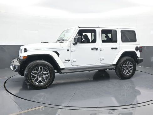 Used 2025 Jeep Wrangler Sahara AWD/4WD image 2