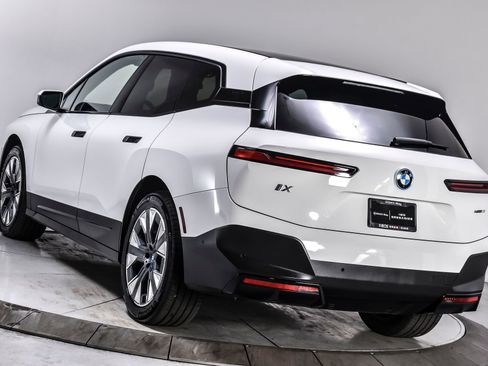 Used 2024 BMW iX xDrive50 w/ Premium Package AWD/4WD image 4