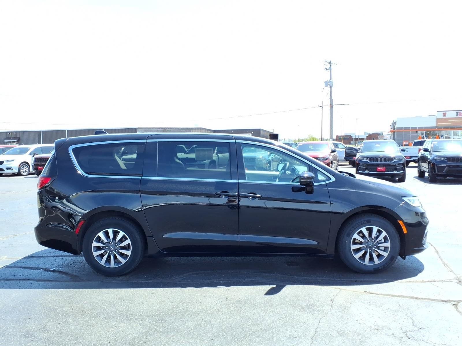 Used 2024 Chrysler Pacifica Limited FWD image 2