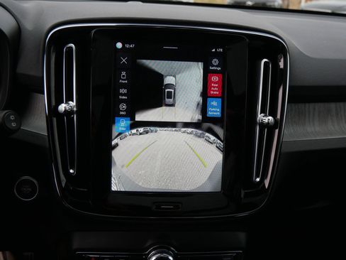 Certified 2025 Volvo XC40 B5 Plus AWD/4WD image 20