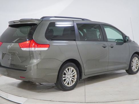 Used 2012 Toyota Sienna XLE image 12