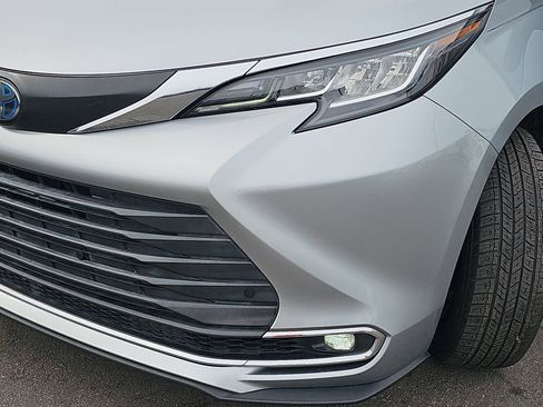 Used 2021 Toyota Sienna XLE image 37