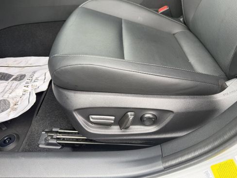 Used 2024 Toyota Prius XLE FWD image 11