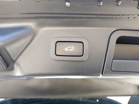 Used 2018 Land Rover Range Rover Velar S image 24