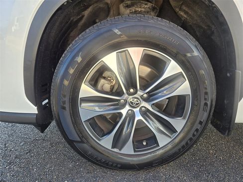 Used 2022 Toyota Highlander XLE image 32