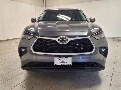 Used 2023 Toyota Highlander XLE image 2