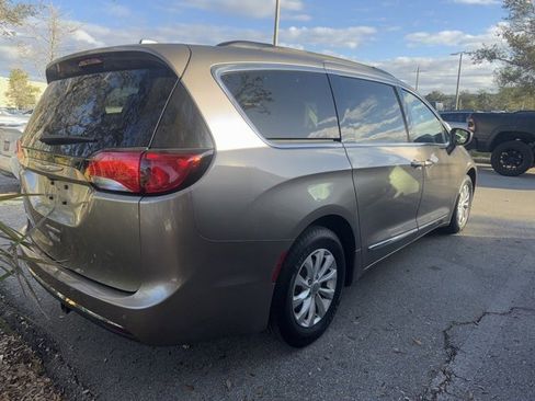 Used 2017 Chrysler Pacifica Touring-L w/ 13 Speaker Alpine Sound Group image 9